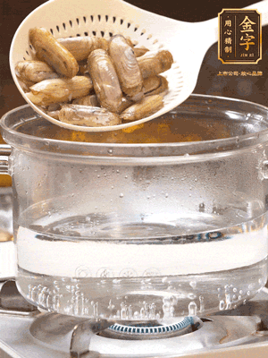 煮一鍋沸水，下蟶子汆燙30秒，撈出浸入冰水，取出蟶子肉