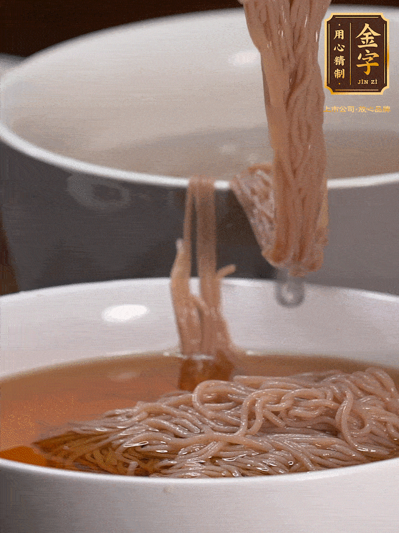 蘋果醋，一點(diǎn)鹽、糖、醬油，兌入涼白開水調(diào)成簡易冷面湯，放水箱冷藏