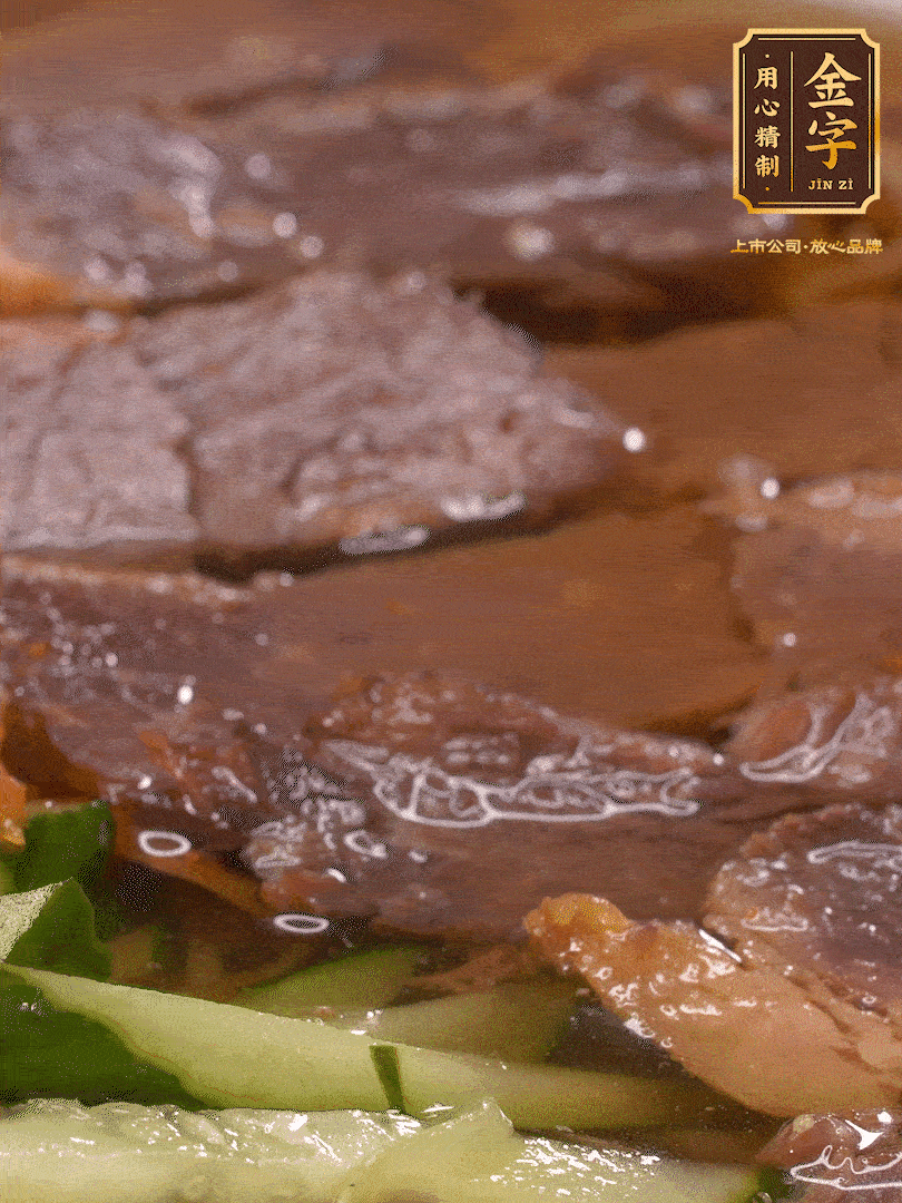 養(yǎng)麥冷面，涼水中清洗浸泡5分鐘，沸水中煮3分鐘，涼水漂洗沖涼