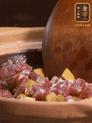 熱油下蒜片，倒入香腸丁、牛肝菌丁翻炒出香味