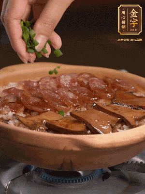 最后鋪上牛肝菌，爭分奪秒地倒上醬汁，撒點(diǎn)小蔥花