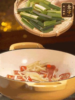 接著放蒜葉，來一點(diǎn)鹽，一點(diǎn)醬油調(diào)味翻勻