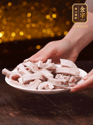 豬肚冷水下鍋，姜蔥料酒去腥，水開(kāi)煮5分鐘，撈出，切小塊。