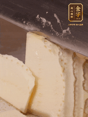 冬筍去殼切片，水開(kāi)后煮2分鐘焯水
