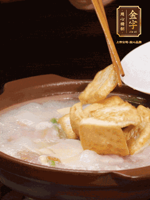 倒入開(kāi)水大火煮開(kāi)，轉(zhuǎn)中小火放咸肉，放一點(diǎn)點(diǎn)糖、味精慢燉10分鐘
