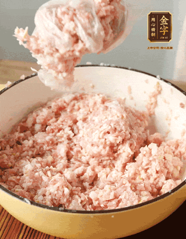 肉丁、咸肉丁、一丟丟鹽、料酒拌勻，反復(fù)摔打上勁。接著加入1兩蔥姜水，反復(fù)拌勻摔打上勁。前后共加3遍。3遍后筍丁，接著反復(fù)摔打上勁。最后加入1個(gè)蛋清、3茶匙生粉拌勻摔打上勁