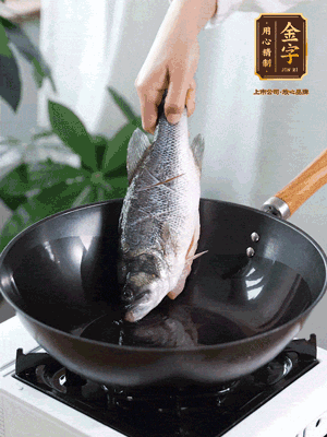 熱油，加1大勺豬油、姜片，再下鱸魚，煎至定型后翻面。（加點(diǎn)豬油，燉出的魚湯更容易變?yōu)榍逅哪贪咨?。?>
					</div>
					<span>步驟 3/6</span>
					<p>熱油，加1大勺豬油、姜片，再下鱸魚，煎至定型后翻面。（加點(diǎn)豬油，燉出的魚湯更容易變?yōu)榍逅哪贪咨＃?/p>
				</li><li>
					<div   id=