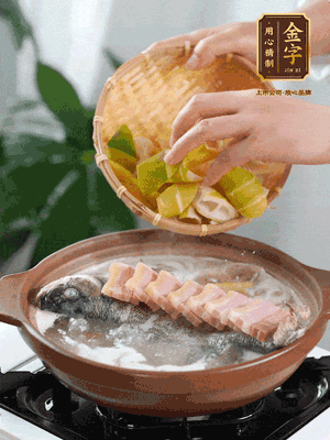 倒開水燉煮后轉(zhuǎn)移入砂鍋，淋料酒去腥、加少許鹽調(diào)味，再依次加咸肉、春筍燉煮15分鐘。