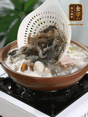 最后加一把蛤蜊、一把河蝦燜2分鐘，放一點(diǎn)白胡椒粉調(diào)味，撒上蔥花點(diǎn)綴！