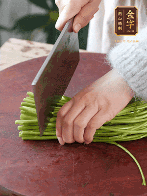 正嫩的藜蒿，掐頭去除根部，切小段