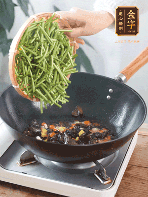 熱油煸香蒜末、姜粒、小米辣，再下臘肉煸炒出香味