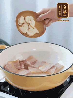 熱油下咸肉煸出香味，加蒜片、毛豆翻炒均勻