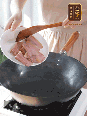 豬油熱鍋，下咸肉煸香，再下蔥姜提鮮
