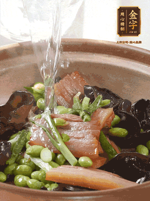 轉(zhuǎn)入砂鍋，加入開水、百葉結(jié)燉煮10分鐘