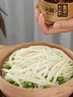 到水微干，放上豌豆、茭白絲。
