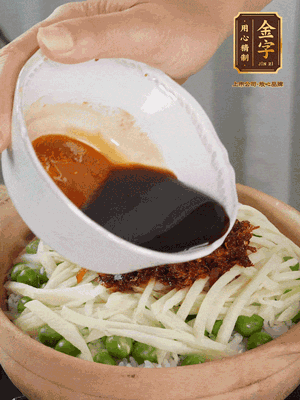 繼續(xù)小火燜3分鐘，淋上XO醬攪拌均勻。
