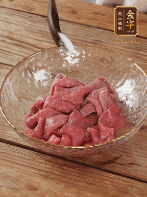 牛肉切丁，加黑胡椒海鹽、橄欖油腌10分鐘