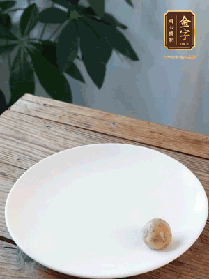 做水油皮、油酥 將油皮材料放入料盆中，加100ml水?dāng)嚢璩裳┗ㄆ瑺睢Ｔ诎赴迳戏磸?fù)揉搓成有一定筋度的光潔面團(tuán)，搓成14個團(tuán)子。
