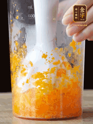 加玉米油、水怡、水揉搓成細(xì)膩的面團(tuán)。松弛半小時(shí)后，分成37g一個(gè)