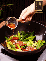 下蒜苗炒軟，沿鍋邊烹入一勺料酒，加醬油、蠔油、白糖調(diào)味炒勻