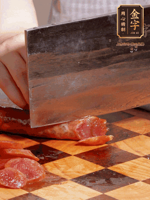 金字香腸煮熟，切片