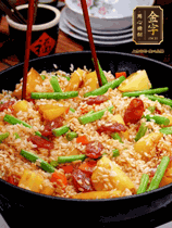 加水，沒過大部分食材。把瀝干水分的米飯均勻地鋪在上面，筷子戳幾個洞