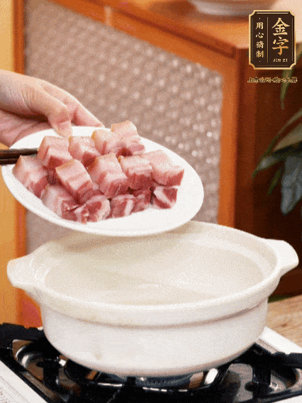鍋內倒油，下咸肉微微煸炒，再放排骨炒一下