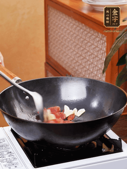 熱油，香腸微微煸出香味，加蒜片、小米辣