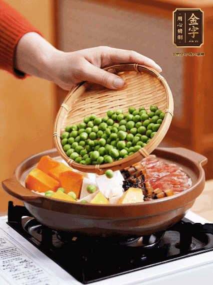 再鋪上臘腸、醬油肉、豌豆，小火煲6分鐘