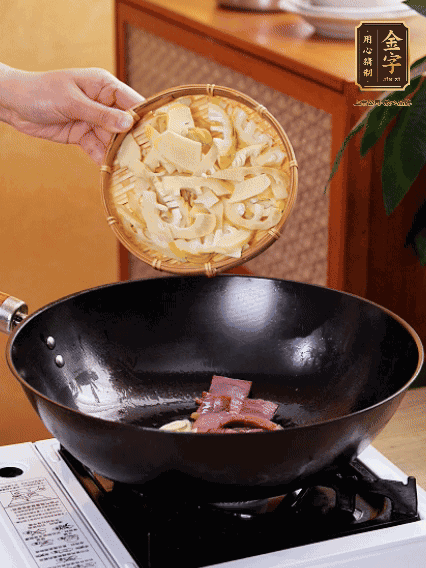 油熱，下蒜末、火腿煸炒出香味，再下筍片微微翻炒