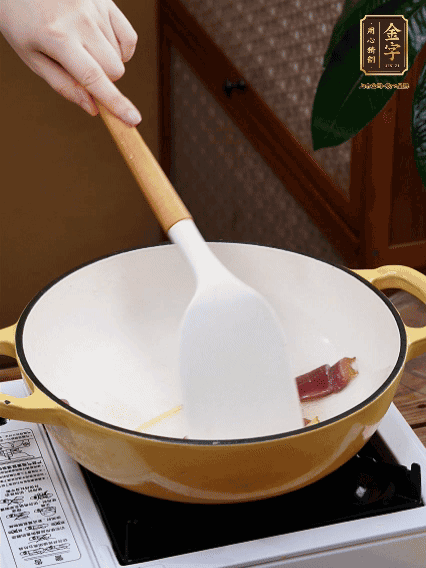 油熱，姜絲、火腿微微煸出香味