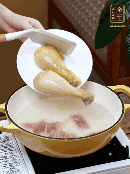 倒清水，放雞腿，大火煮開轉(zhuǎn)中小火煮20分鐘