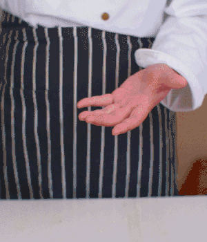 小蔥切碎，淡火腿切碎。