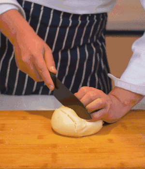 饅頭表面切出1cm左右的網(wǎng)格。