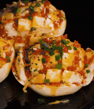 灑適量小蔥和黑芝麻，放入預(yù)熱的烤箱180度15分鐘。