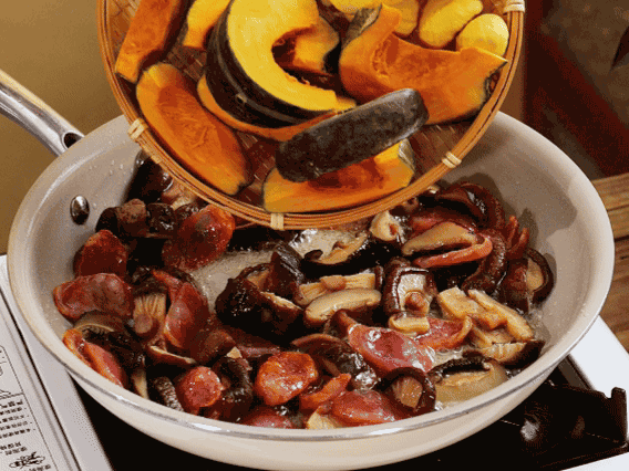 清洗好的大米放入電飯鍋，加裹滿醬汁的食材，再加剛好沒過食材的水，攪拌一下